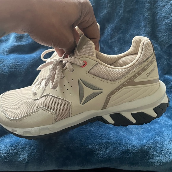 New w/o tags tennis shoes…. Never worn before - Picture 3 of 5